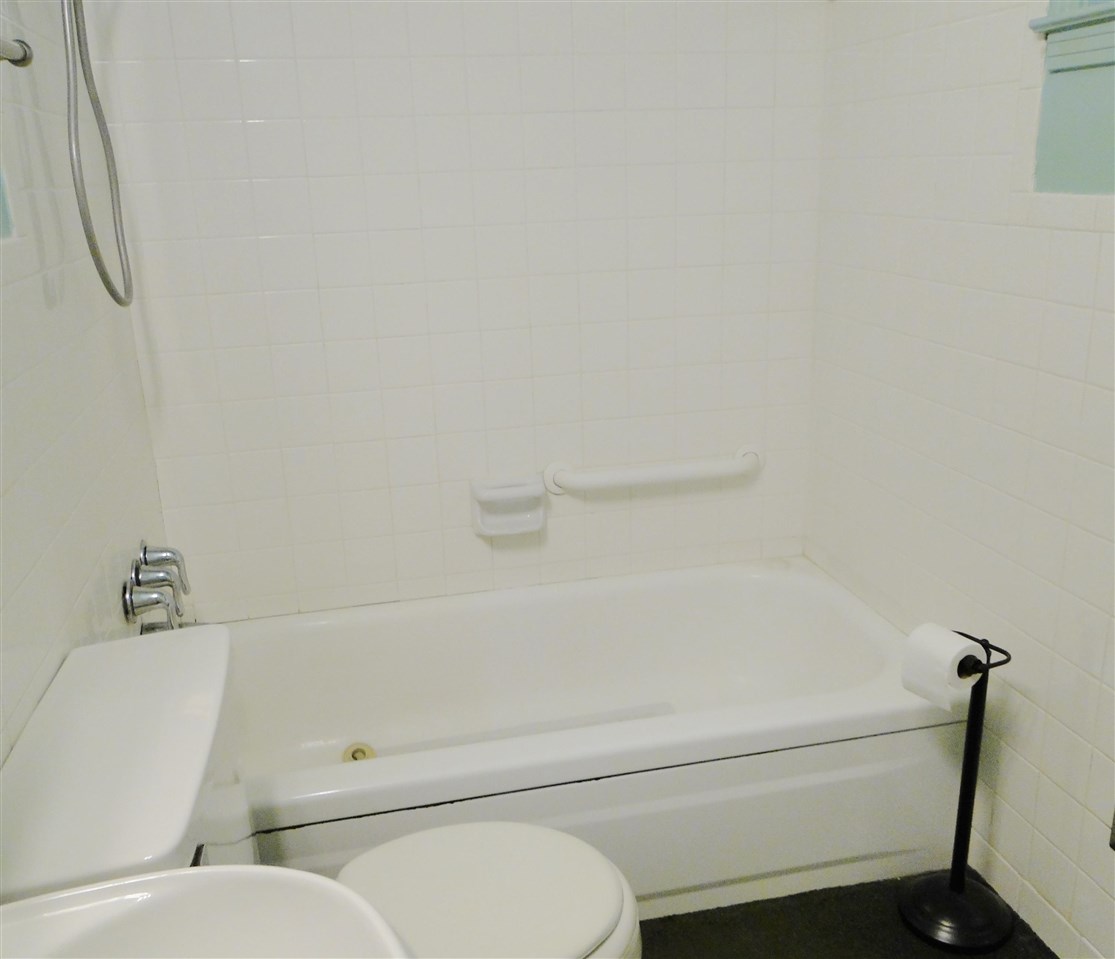 5000 Sea Isle Road Memphis, TN 38117 - Photo 10 of 14 a bathroom with a toilet and a bathtub