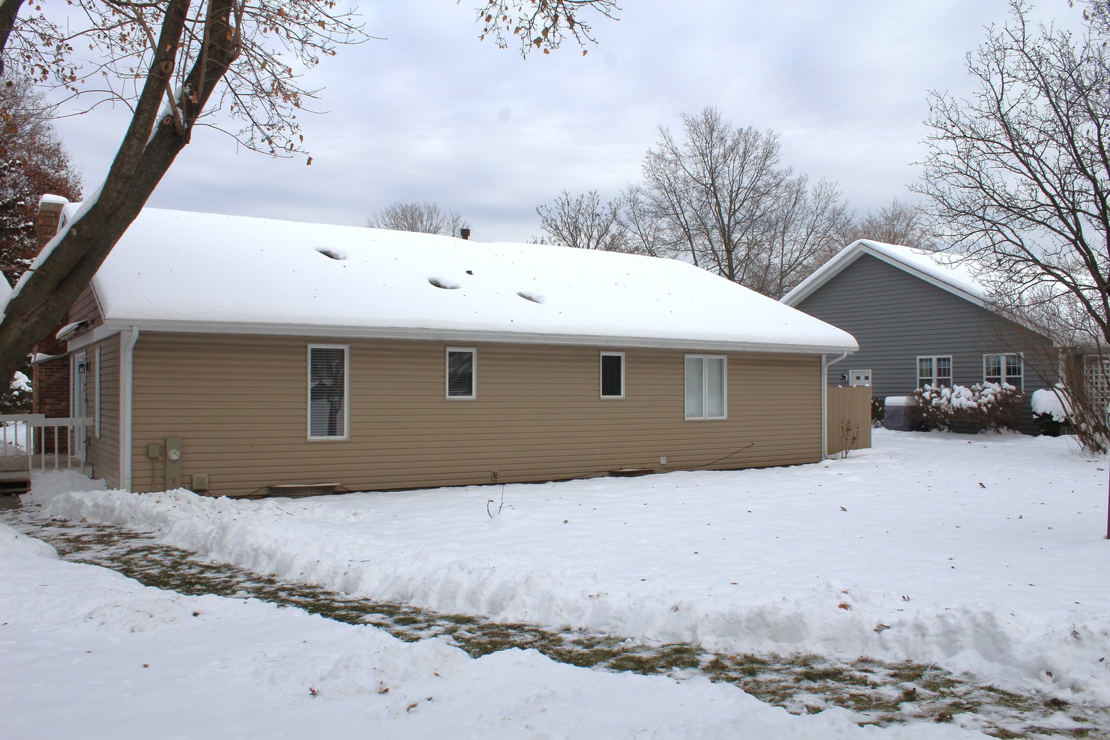 908 Glenmore Lane Elgin, IL 60124 - Photo 46 of 50 a front view of a house with a yard