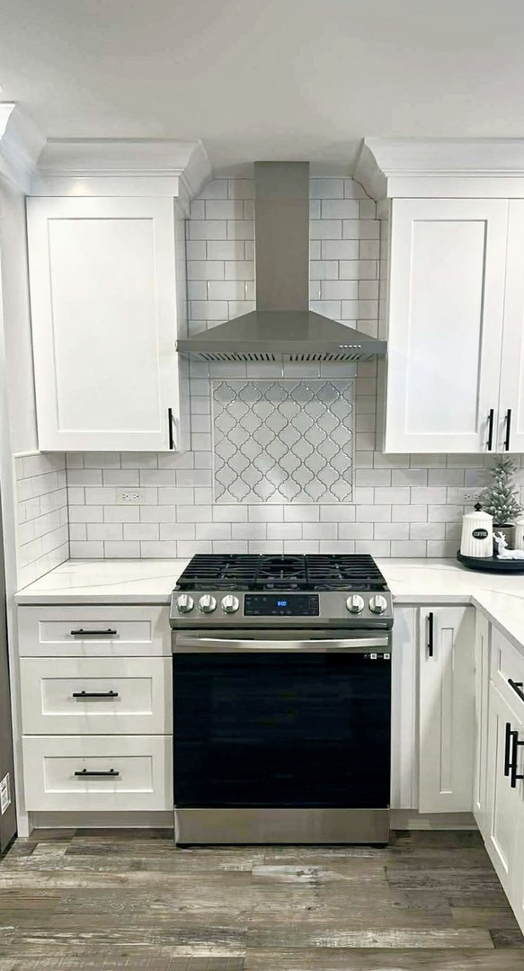 908 Glenmore Lane Elgin, IL 60124 - Photo 5 of 50 a stove top oven sitting inside of a kitchen