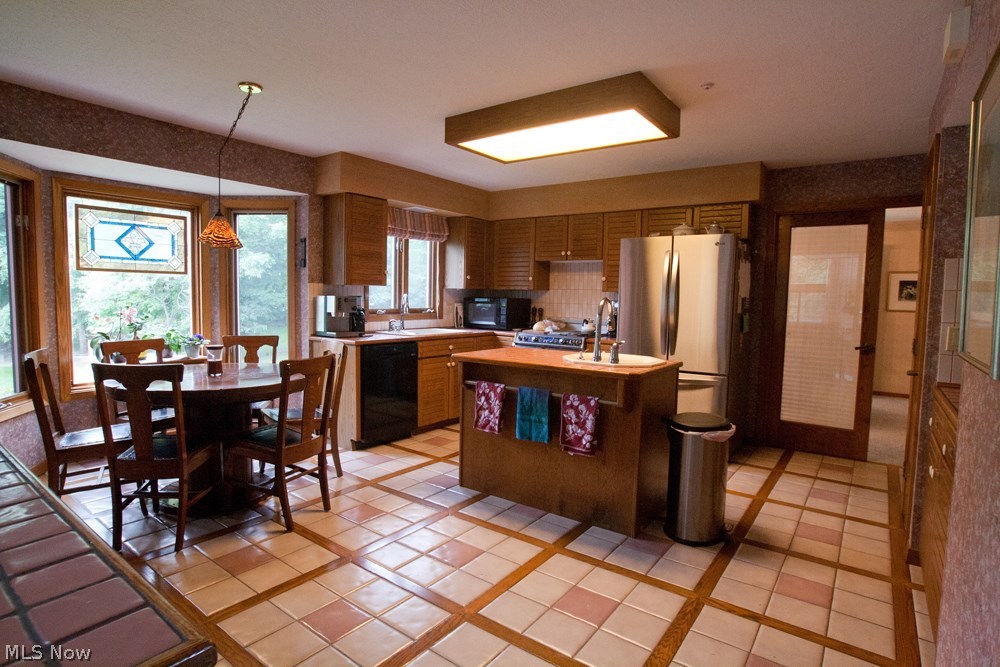 29402 Eddy Road Wickliffe, OH 44092 - Photo 4 of 12 Gallery Image 4
