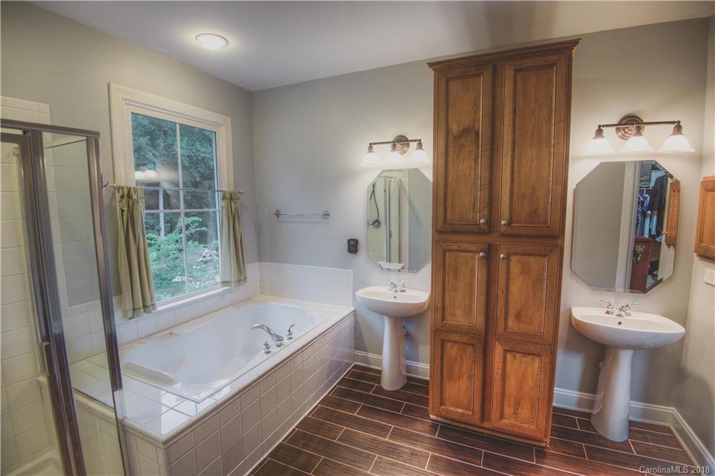 122 Mills Lane Fort Mill, SC 29708 - Photo 15 of 36 a bathroom with a bathtub and a sink