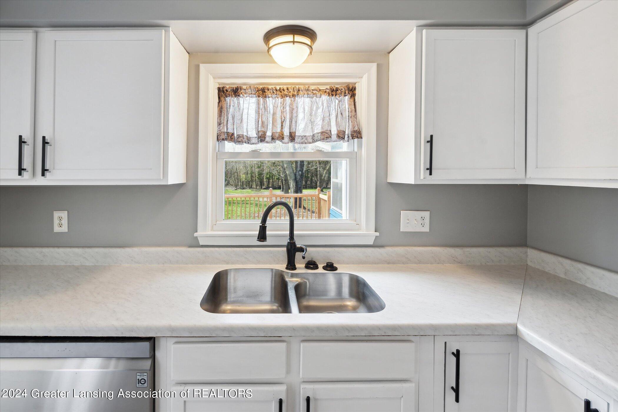 2385 Pine Tree Road Holt, MI 48842 - Photo 15 of 55 Kitchen