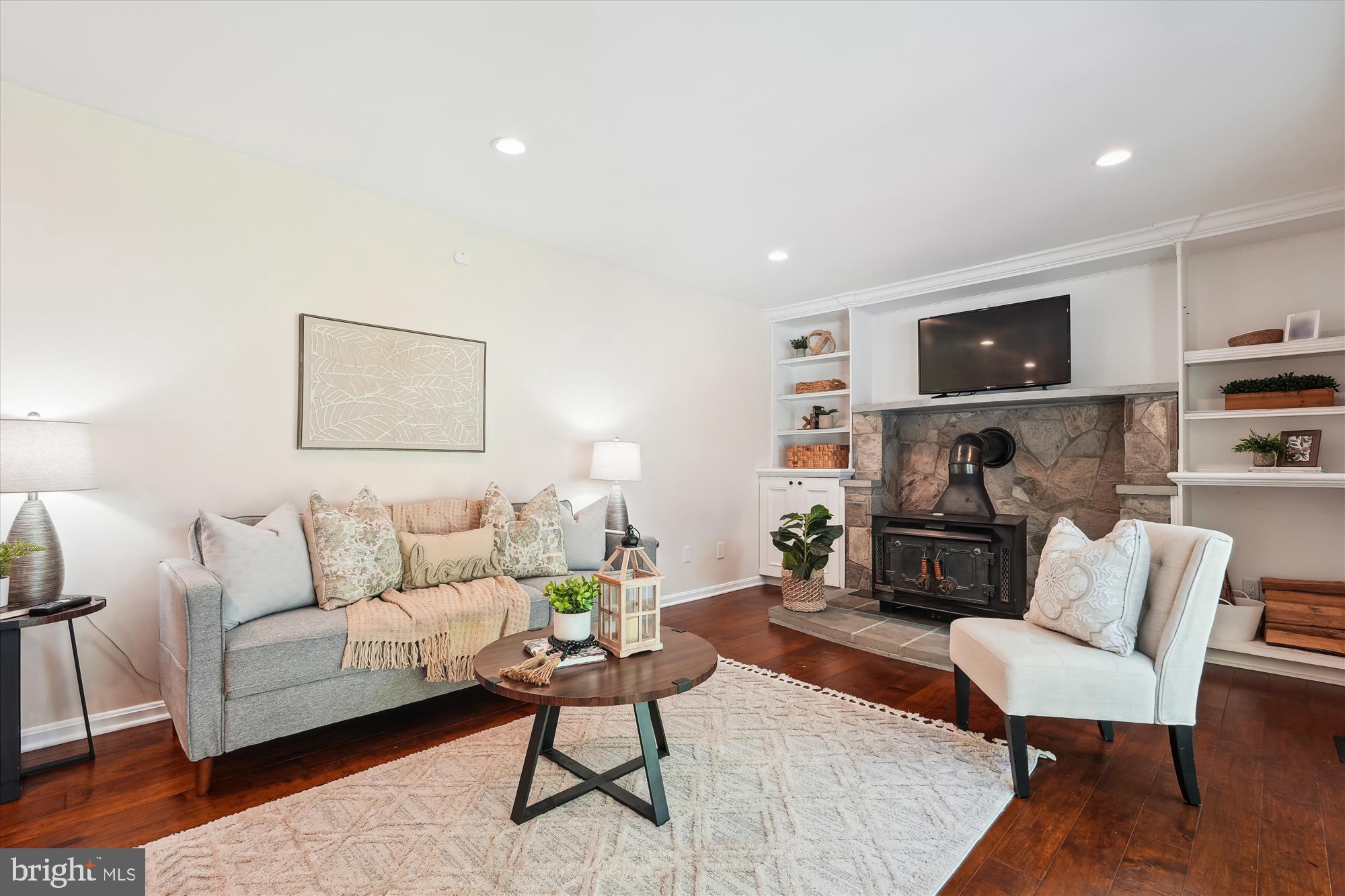 17721 Lisa Drive Derwood, MD 20855 - Photo 30 of 87 a living room with furniture and a flat screen tv