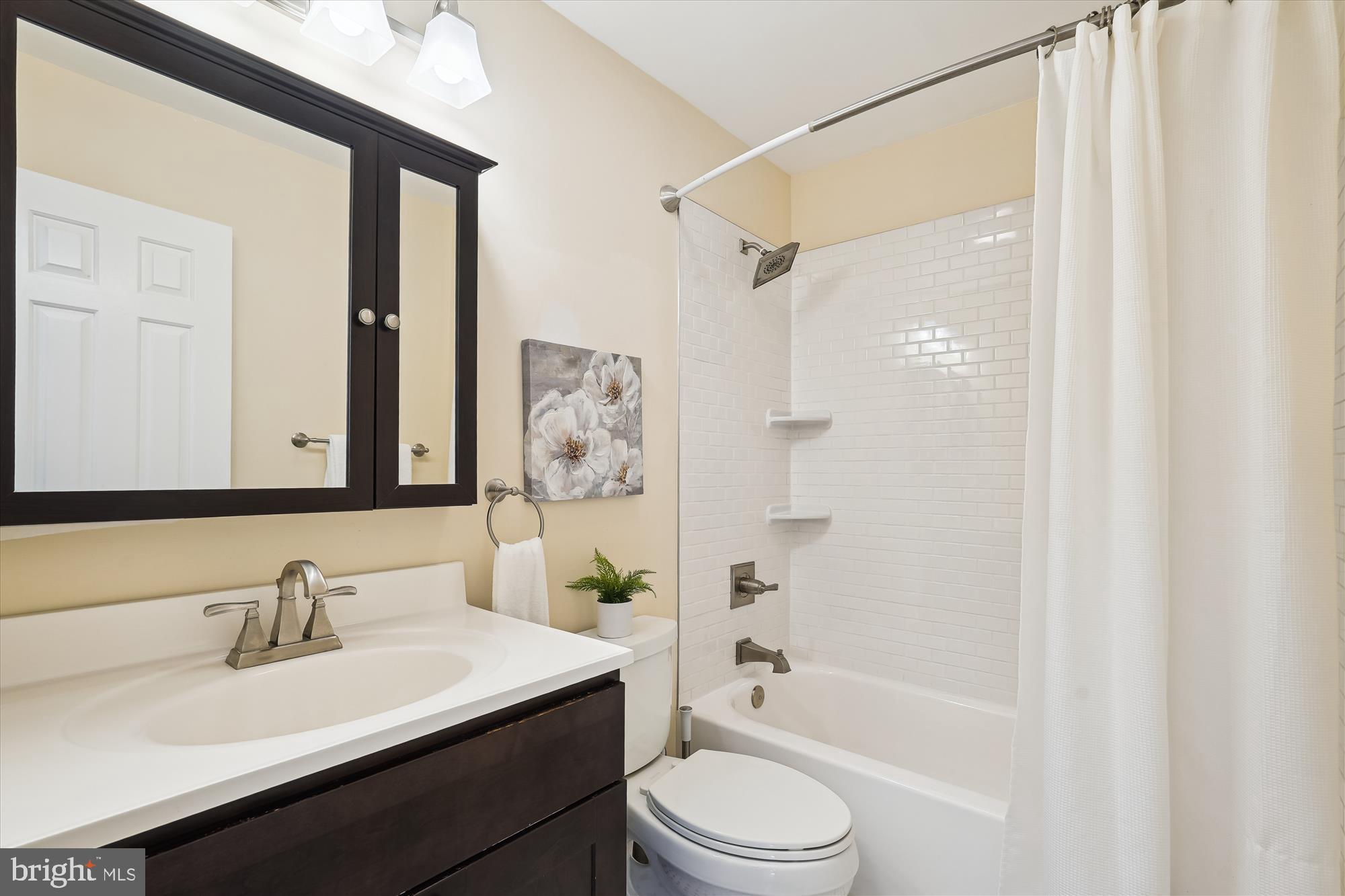 17721 Lisa Drive Derwood, MD 20855 - Photo 44 of 87 a bathroom with a sink a toilet and a bathtub