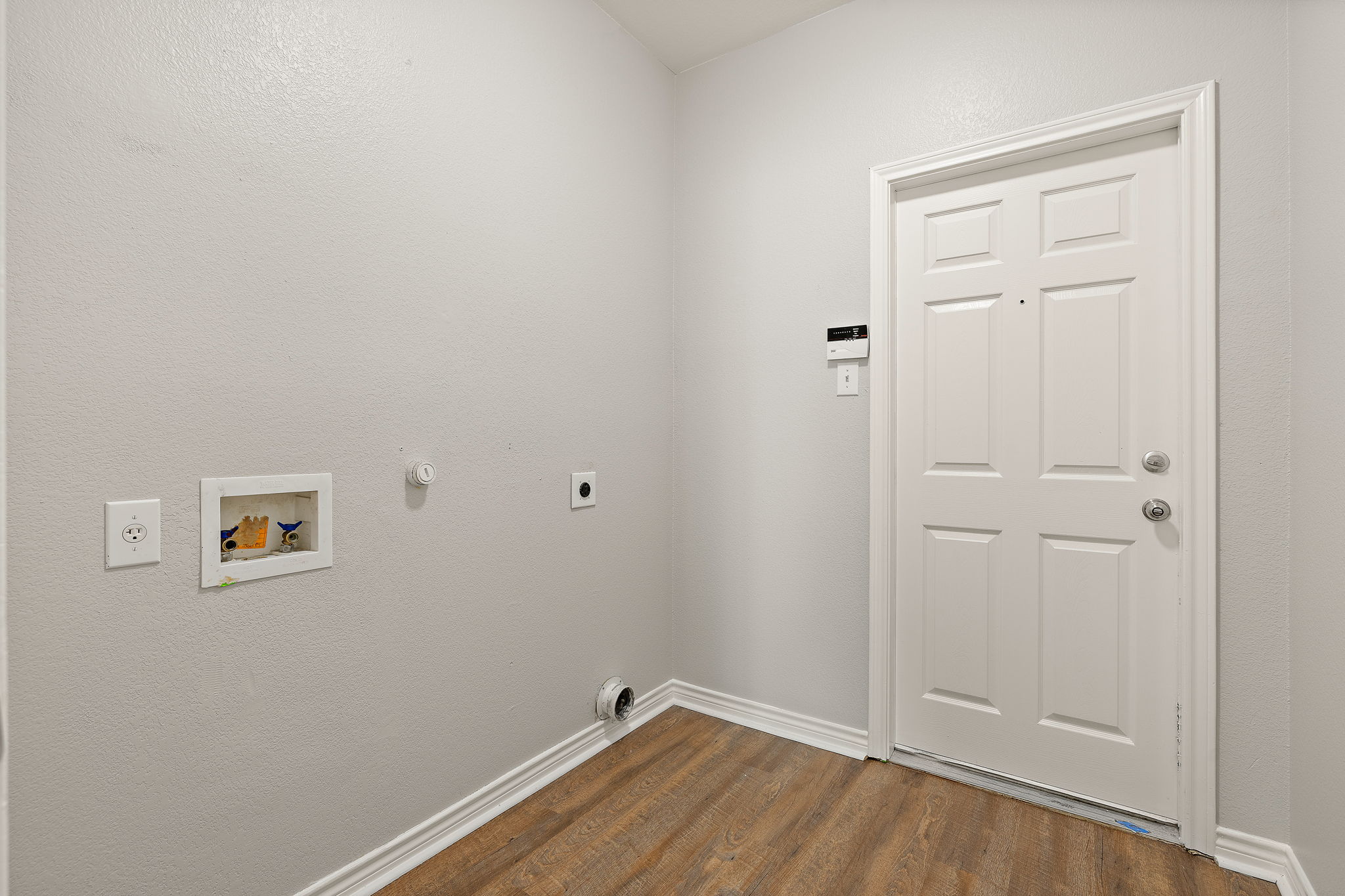 202 Nick Price Loop Round Rock, TX 78664 - Photo 33 of 39 an empty room with a gallery and wooden floor