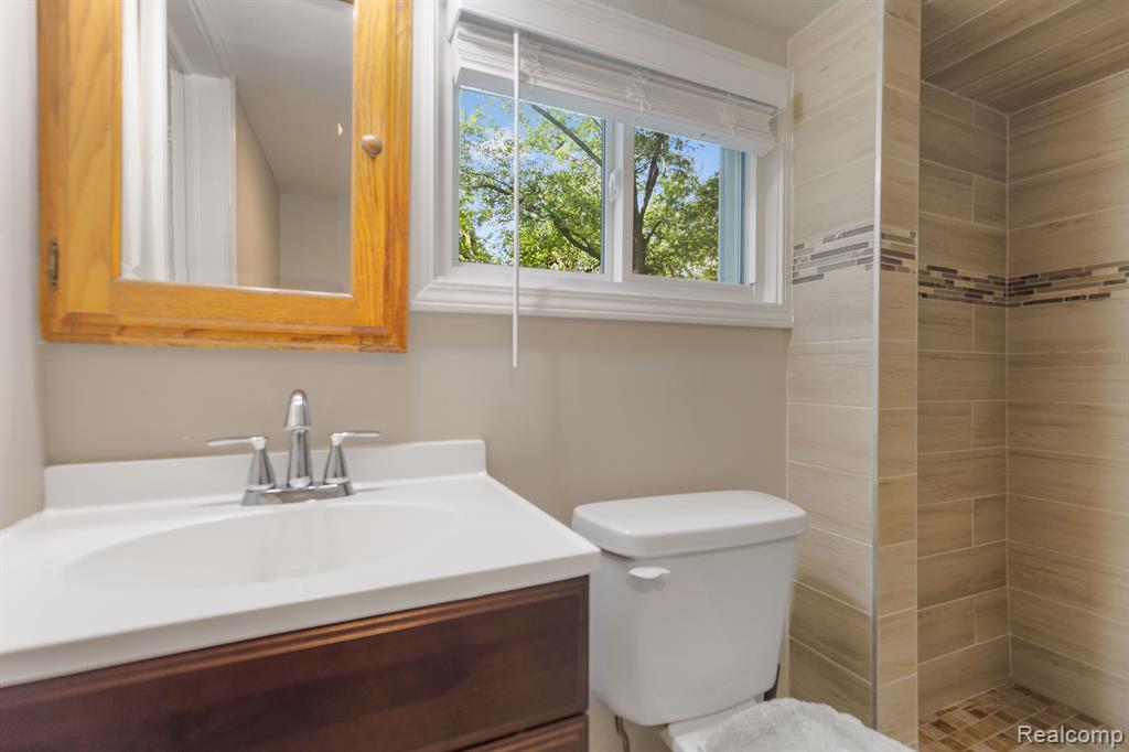 47101 Frederick Road Utica, MI 48317 - Photo 8 of 30