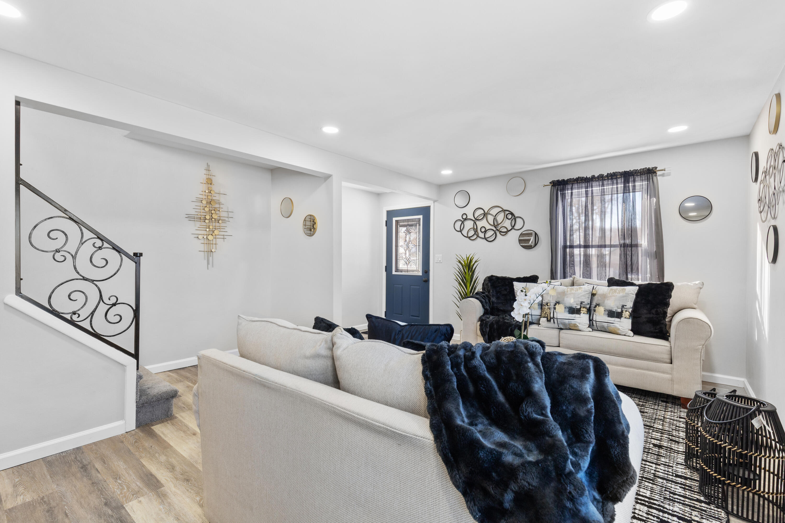 6352 North 104th Street Milwaukee, WI 53225 - Photo 2 of 27 Living Room
