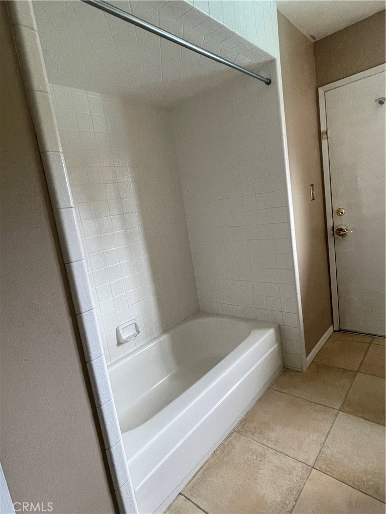 658 David Court Merced, CA 95340 - Photo 8 of 18 a bathroom with a bathtub