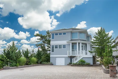 $5,250,000 | 861 Dune Road, Westhampton Beach, NY 11978