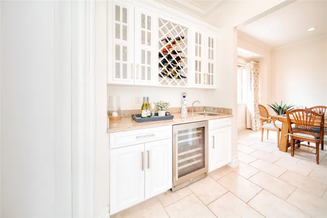 $5,250,000 | 861 Dune Road, Westhampton Beach, NY 11978