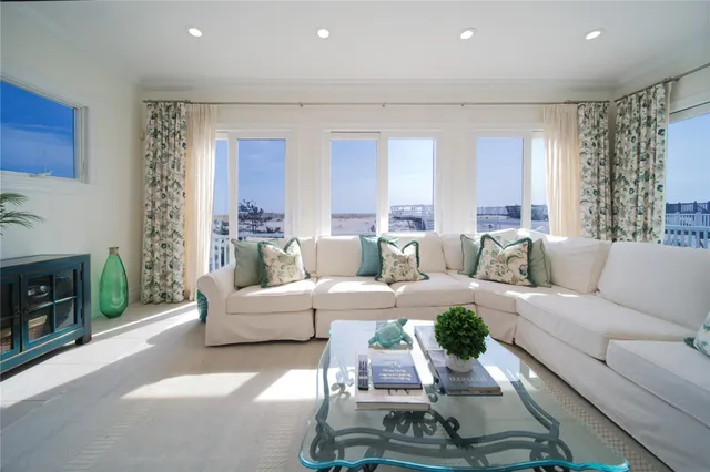 $5,250,000 | 861 Dune Road, Westhampton Beach, NY 11978