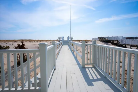 $5,250,000 | 861 Dune Road, Westhampton Beach, NY 11978