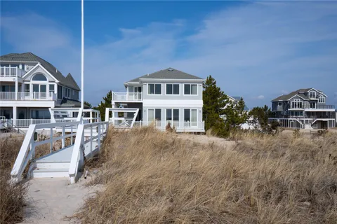 $5,250,000 | 861 Dune Road, Westhampton Beach, NY 11978