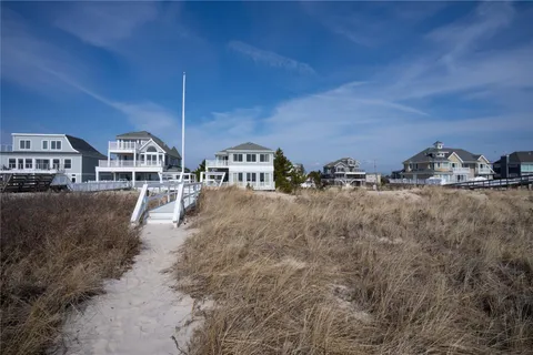 $5,250,000 | 861 Dune Road, Westhampton Beach, NY 11978