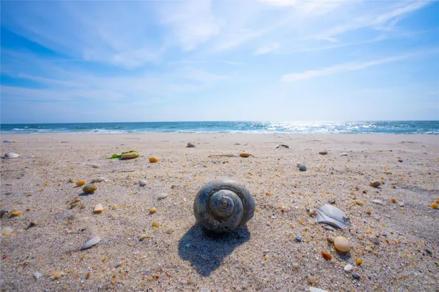 $5,250,000 | 861 Dune Road, Westhampton Beach, NY 11978