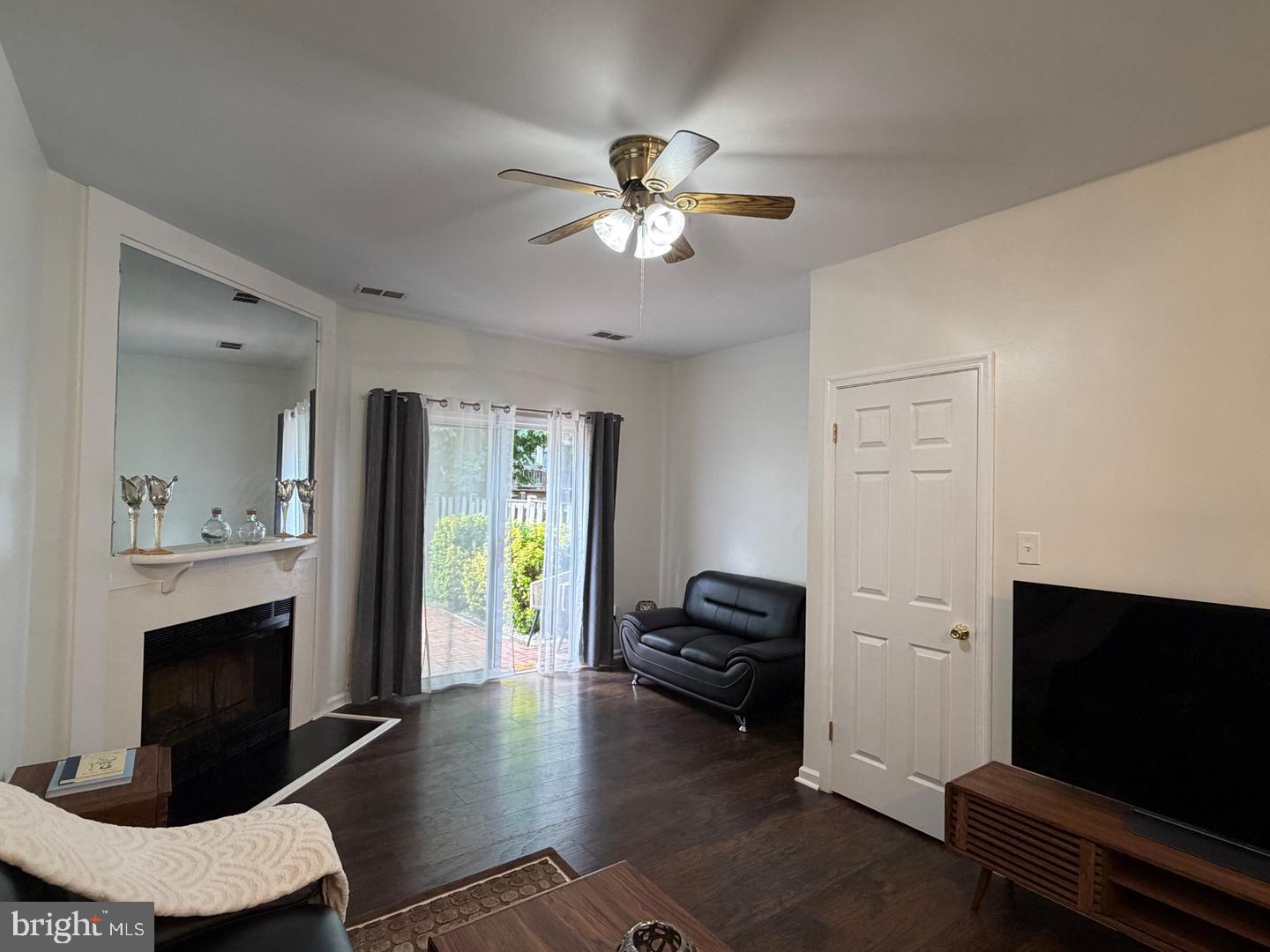 2121 Whisper Way Reston, VA 20191 - Photo 20 of 68 Bright and inviting living space.