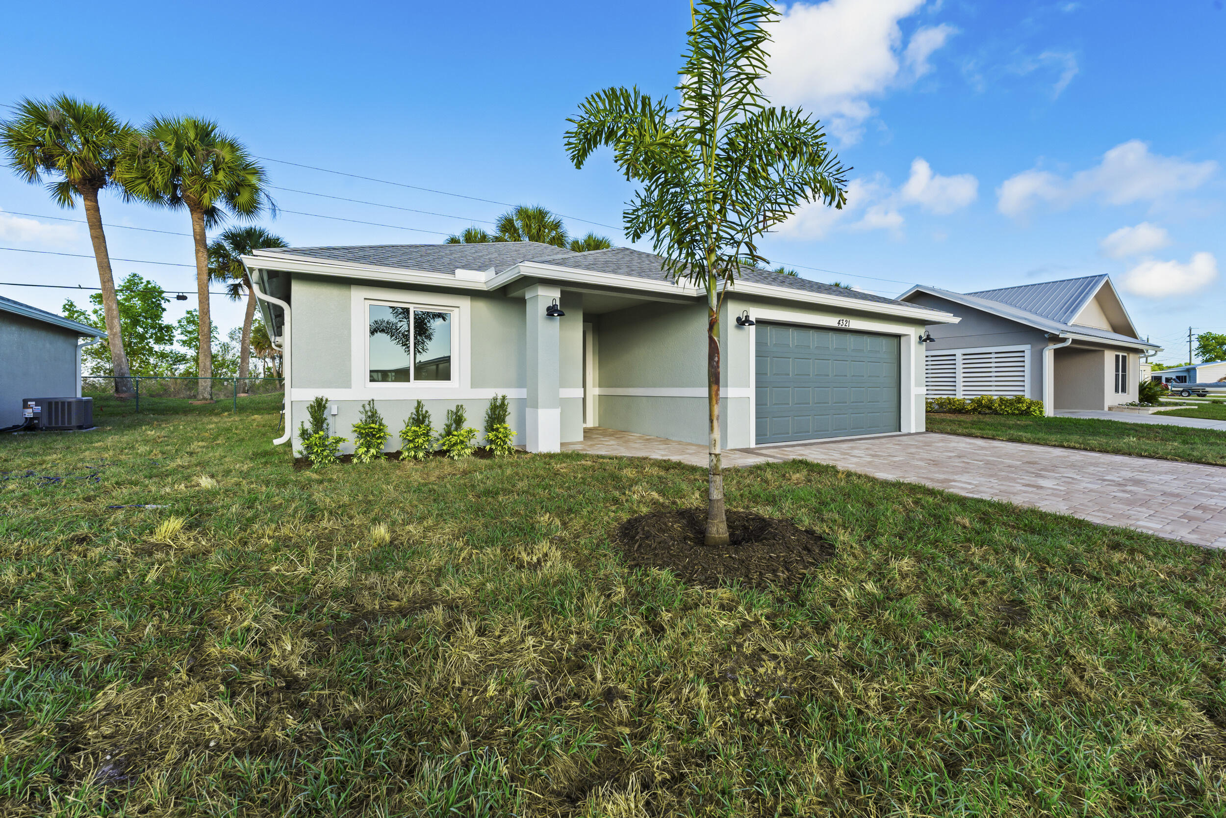 4321 Southwest 15th Way Okeechobee, FL 34974 - Photo 3 of 34 a front view of a house with a yard