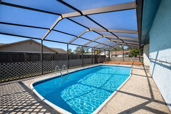 a view of a backyard