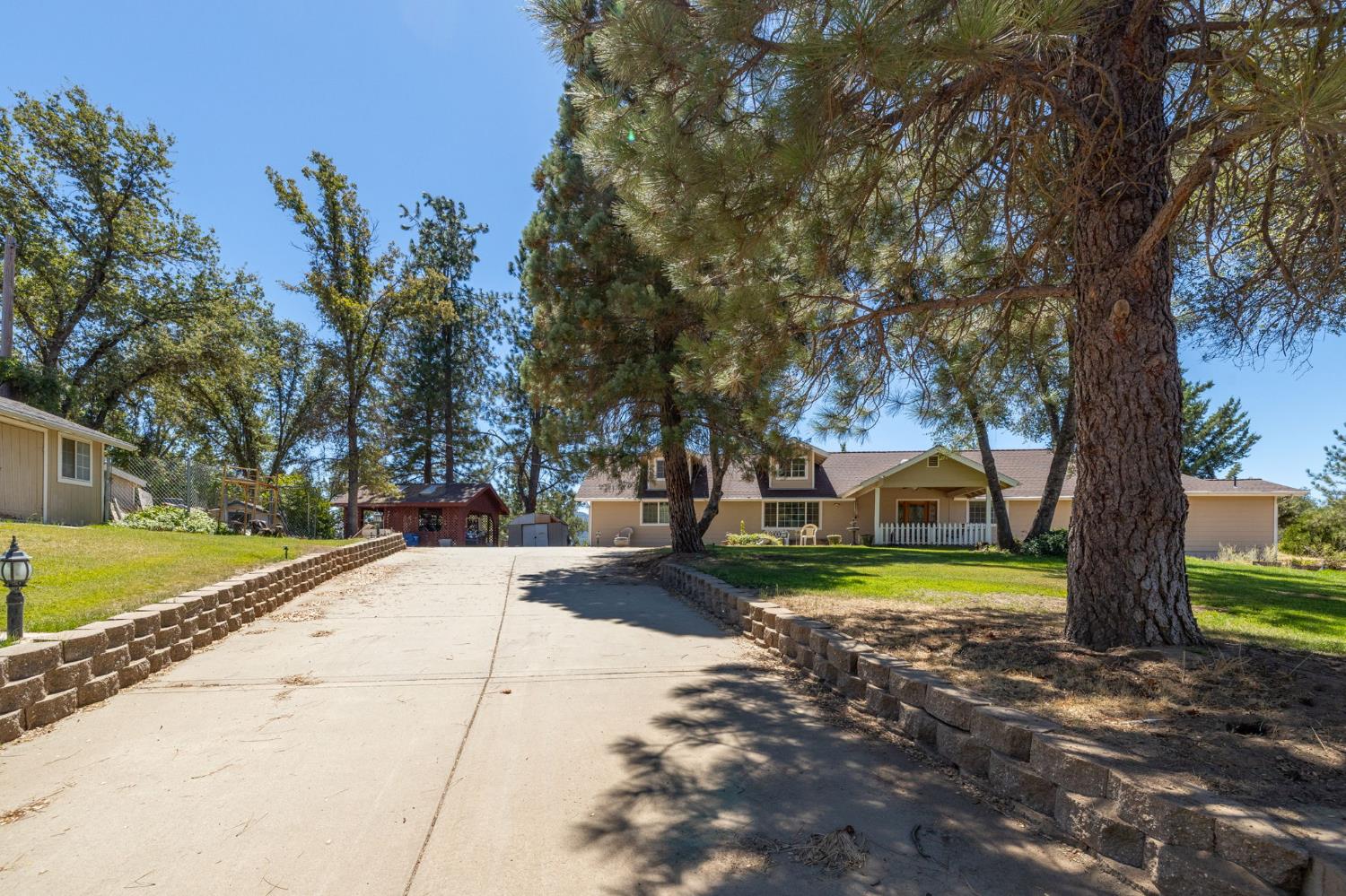 45544 Pine River Road Ahwahnee, CA 93601 - Photo 21 of 75 a view of a park with large trees