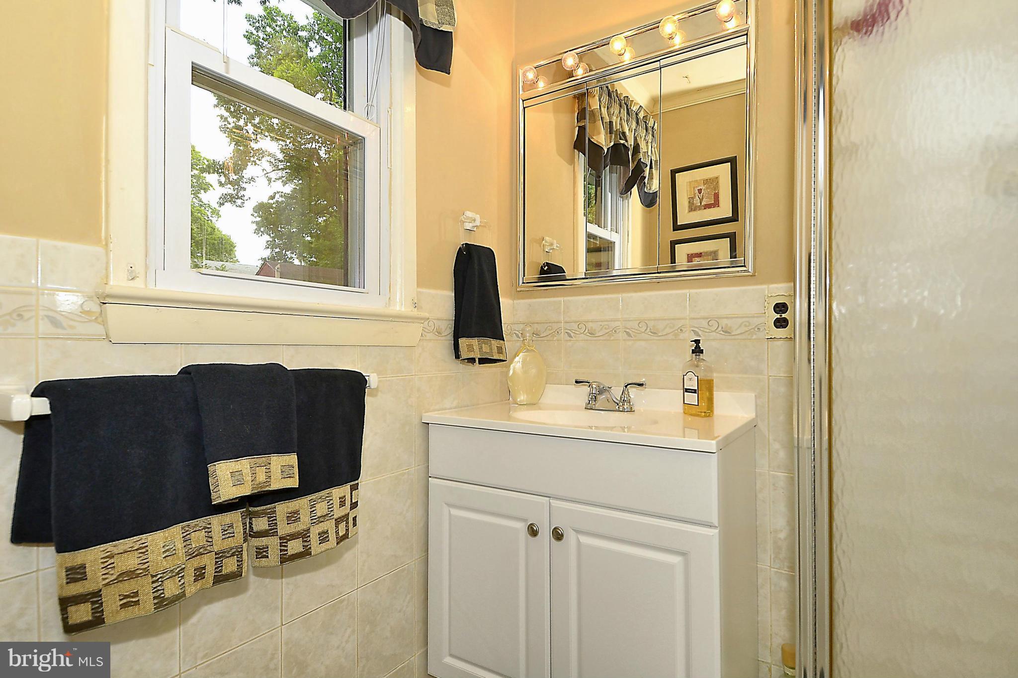 1004 Chiswell Lane Silver Spring, MD 20901 - Photo 22 of 29 Master bedroom full bath
