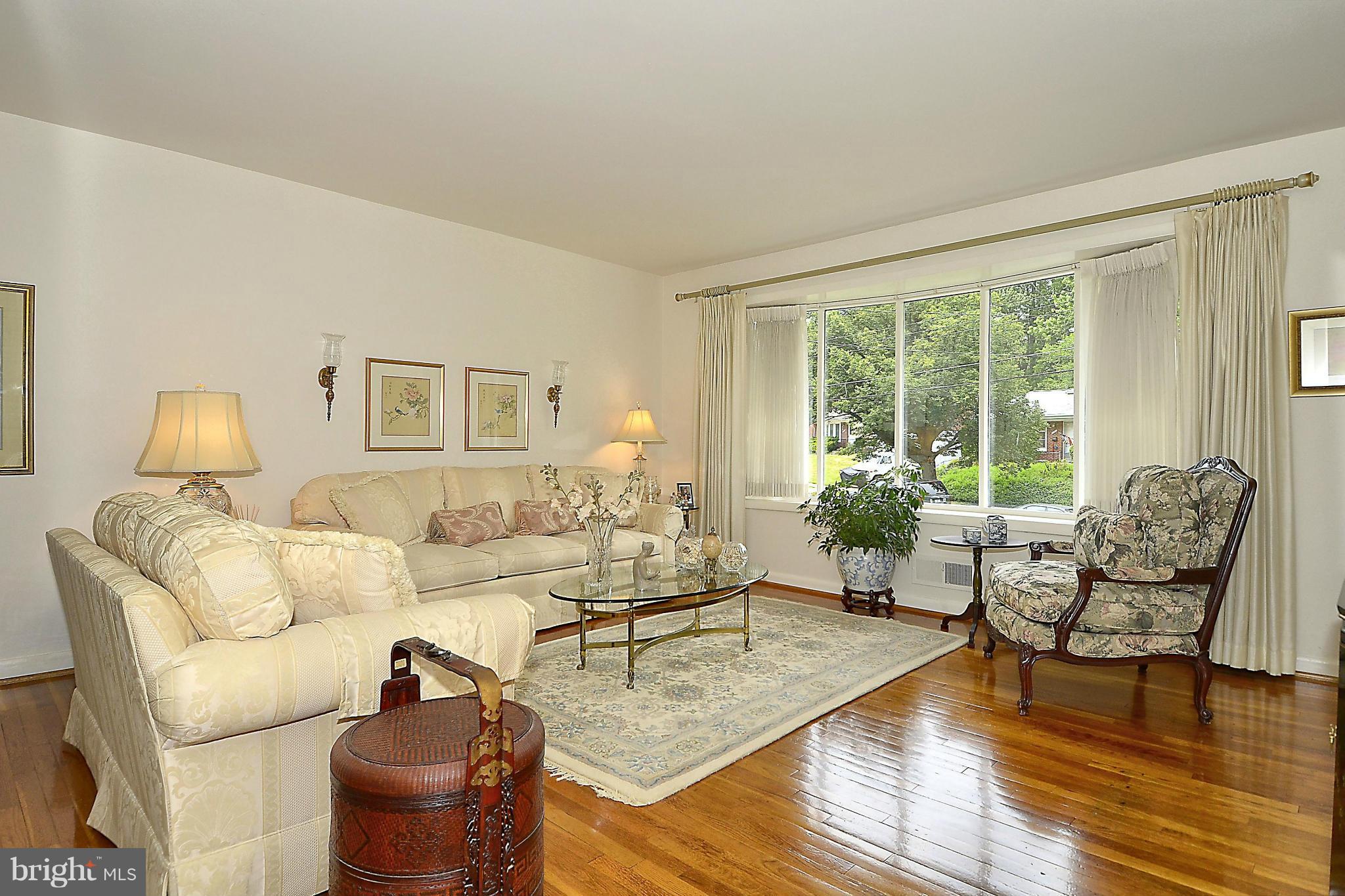 1004 Chiswell Lane Silver Spring, MD 20901 - Photo 4 of 29 Living Room