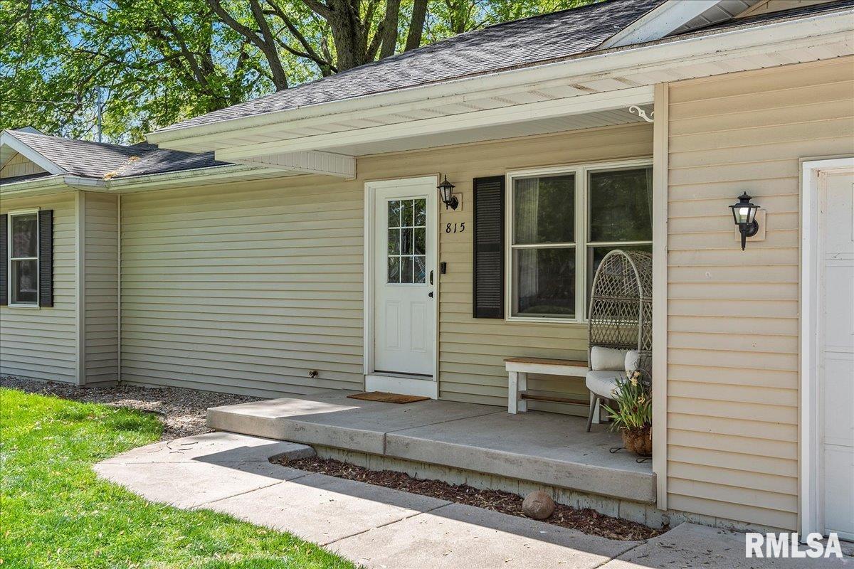 815 9th Street Pawnee, IL 62558 - Photo 2 of 17