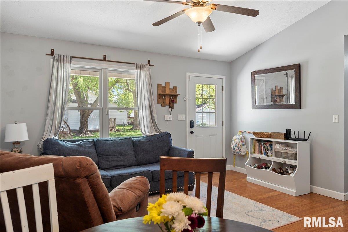 815 9th Street Pawnee, IL 62558 - Photo 5 of 17