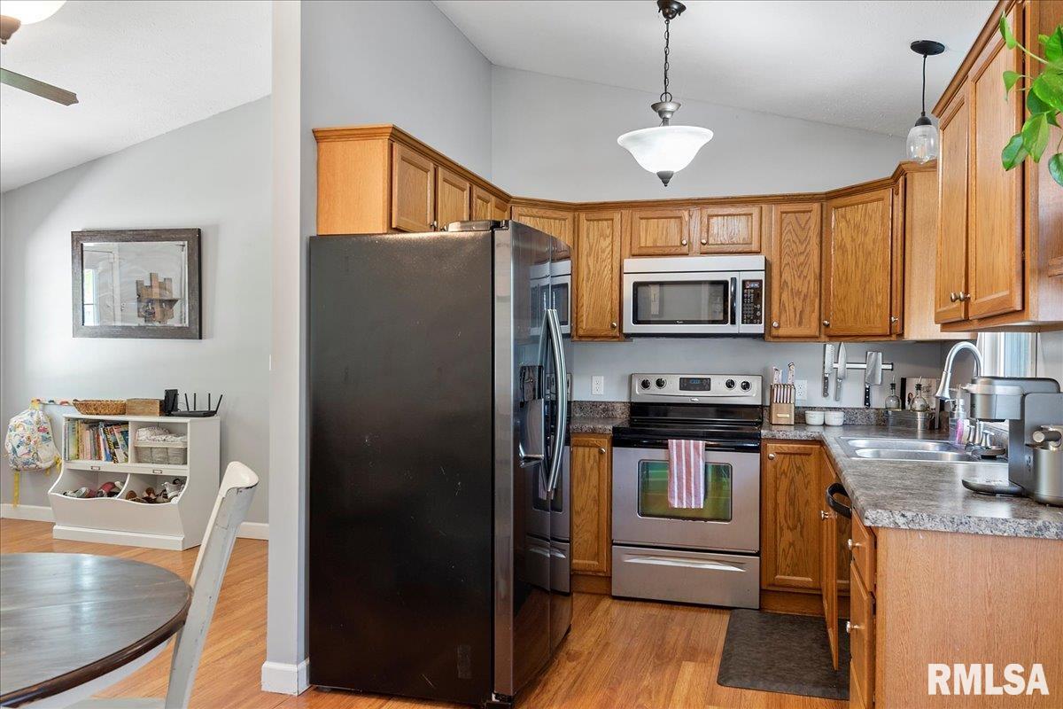 815 9th Street Pawnee, IL 62558 - Photo 7 of 17