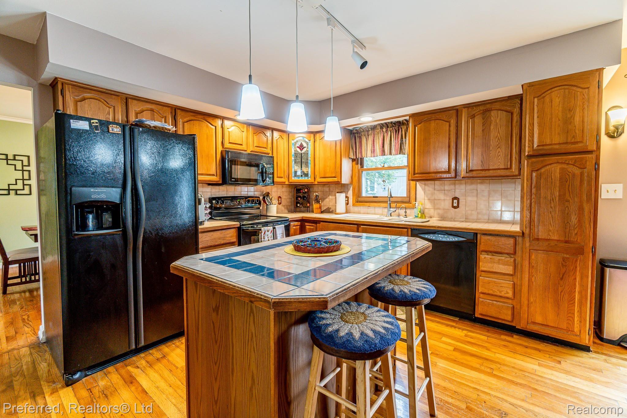 3196 West Maple Road Wixom, MI 48393 - Photo 10 of 37 -12.jpg