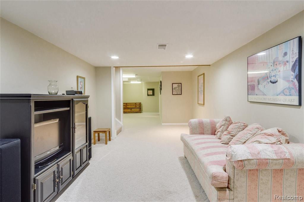 571 Augusta Drive Rochester Hills, MI 48309 - Photo 28 of 42