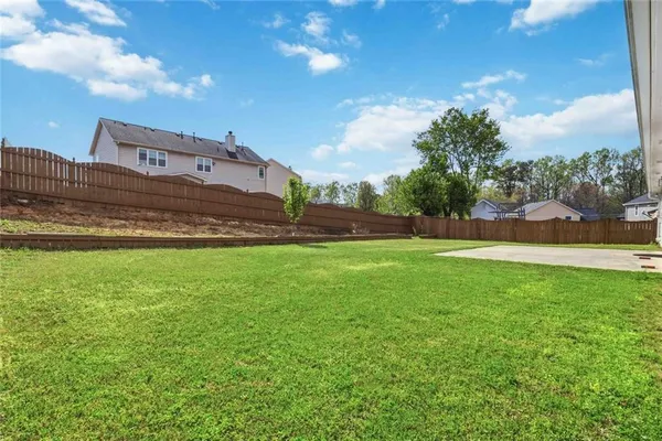 a view of a back yard