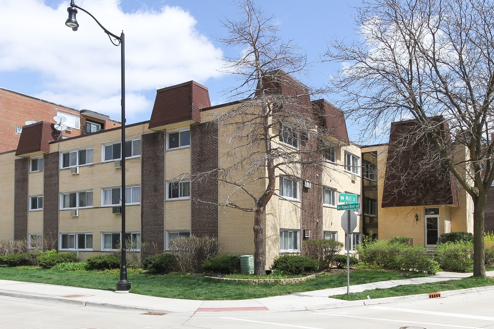 677 South River Road, Unit 2H Des Plaines, IL 60016 - Photo 2 of 21