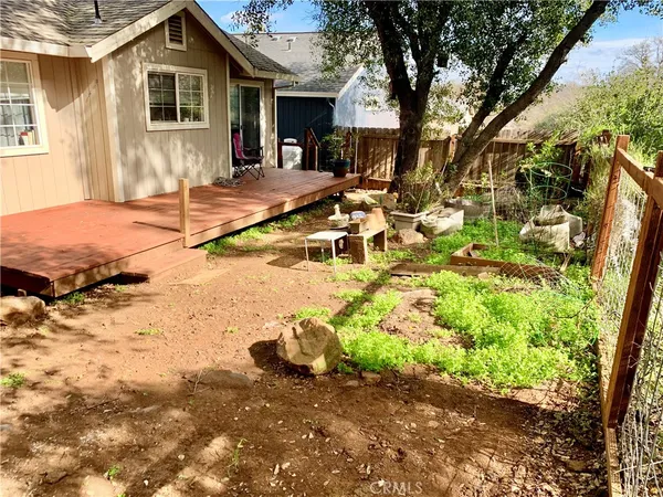 a view of a house with backyard