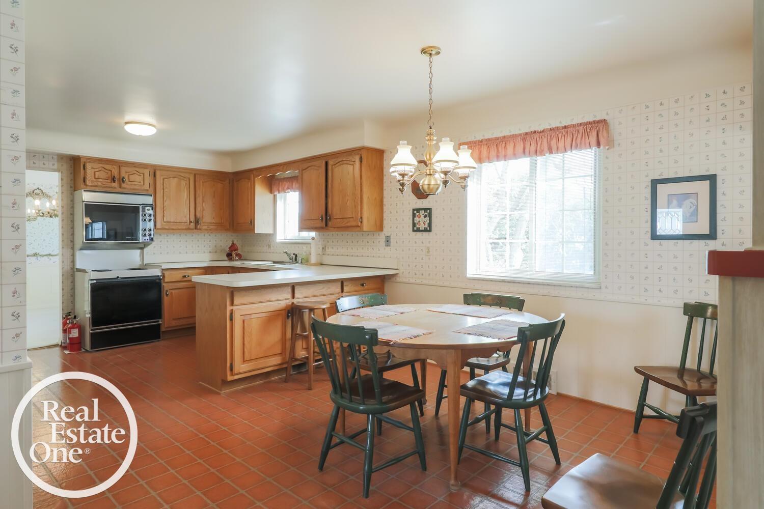 784 Canterbury Road Grosse Pointe, MI 48236 - Photo 9 of 40 50136744-dd75eb32-be19-4d9d-a2cd-cad0e5e235aa.JPG
