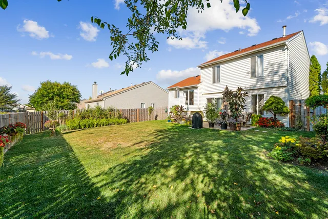 a view of an house with backyard and garden