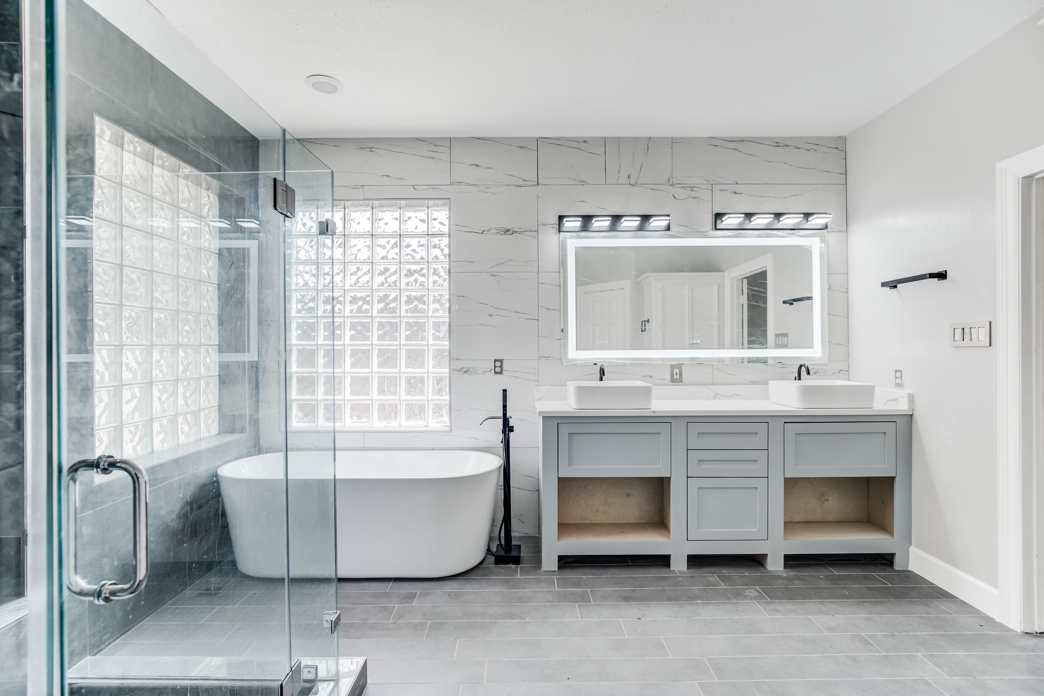 11618 Snowmass Drive Houston, TX 77070 - Photo 24 of 36 a living room with furniture and a large window