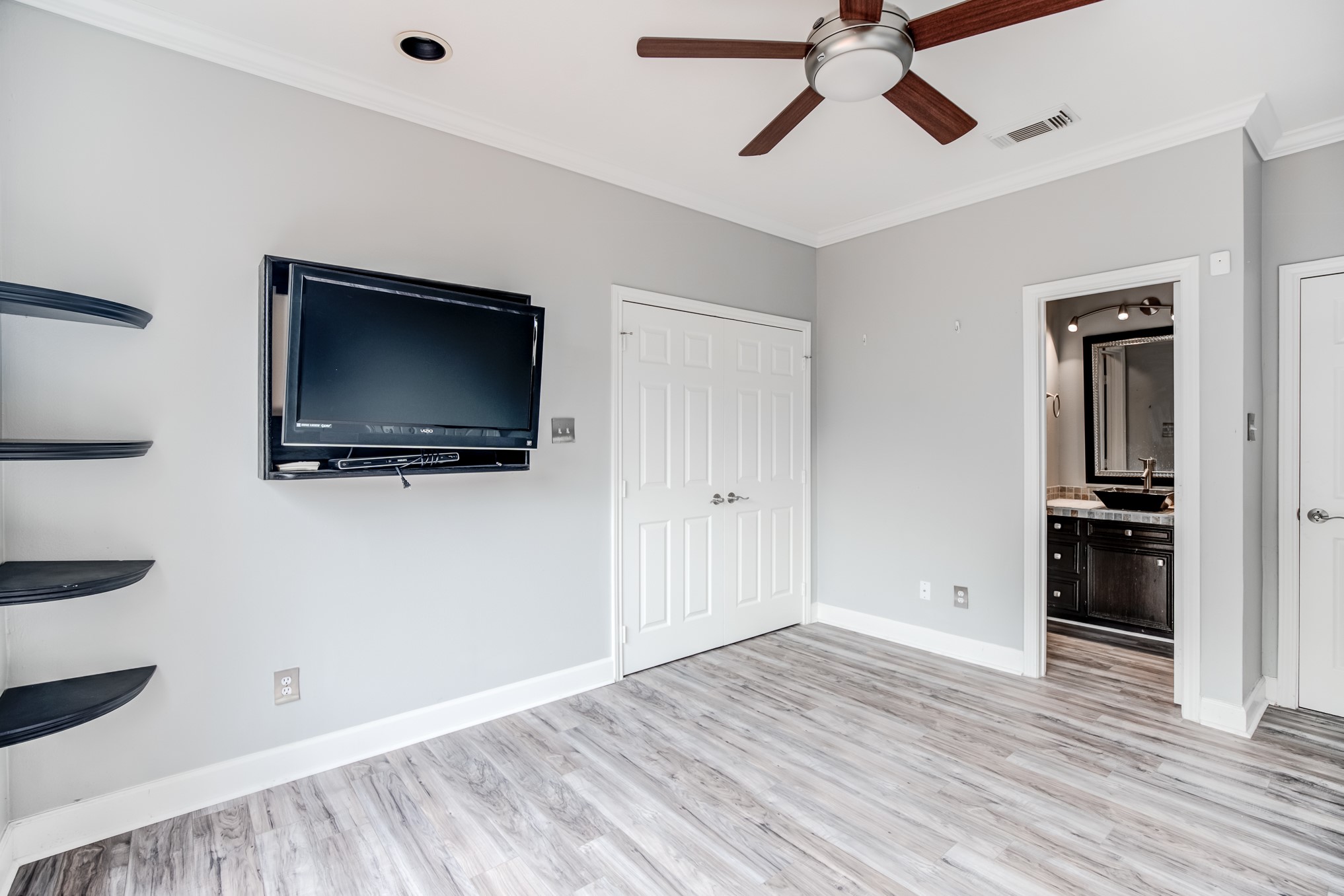 11618 Snowmass Drive Houston, TX 77070 - Photo 26 of 36 a living room with flat screen tv and kitchen view
