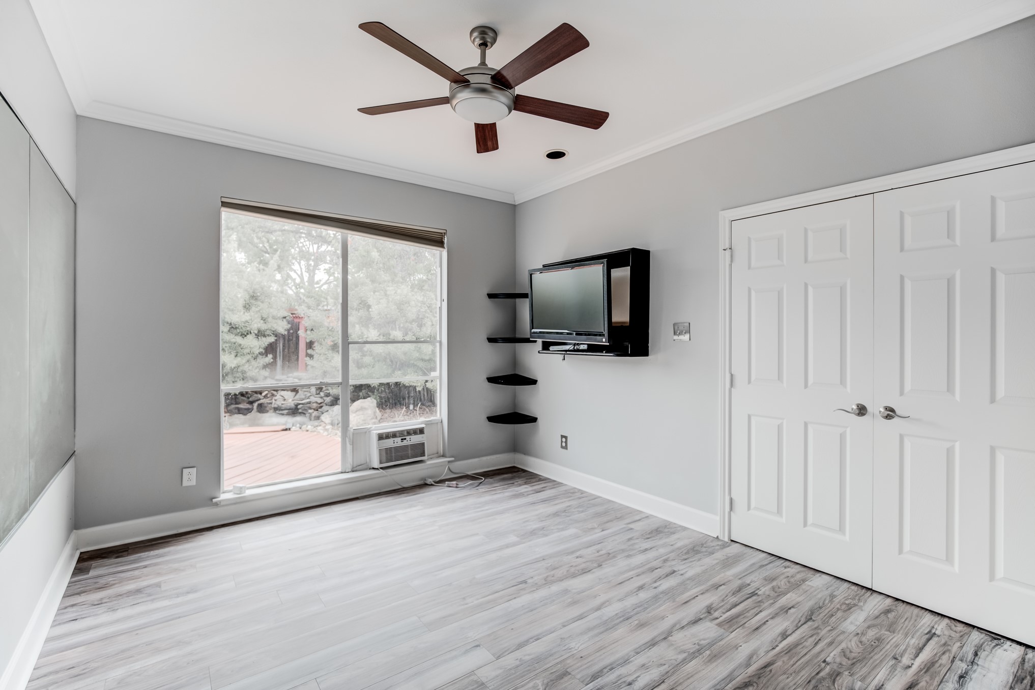 11618 Snowmass Drive Houston, TX 77070 - Photo 27 of 36 a view of a livingroom with a flat screen tv