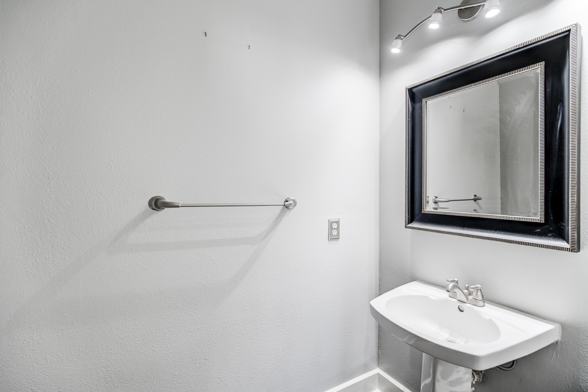 11618 Snowmass Drive Houston, TX 77070 - Photo 32 of 36 a bathroom with a sink a mirror and a toilet