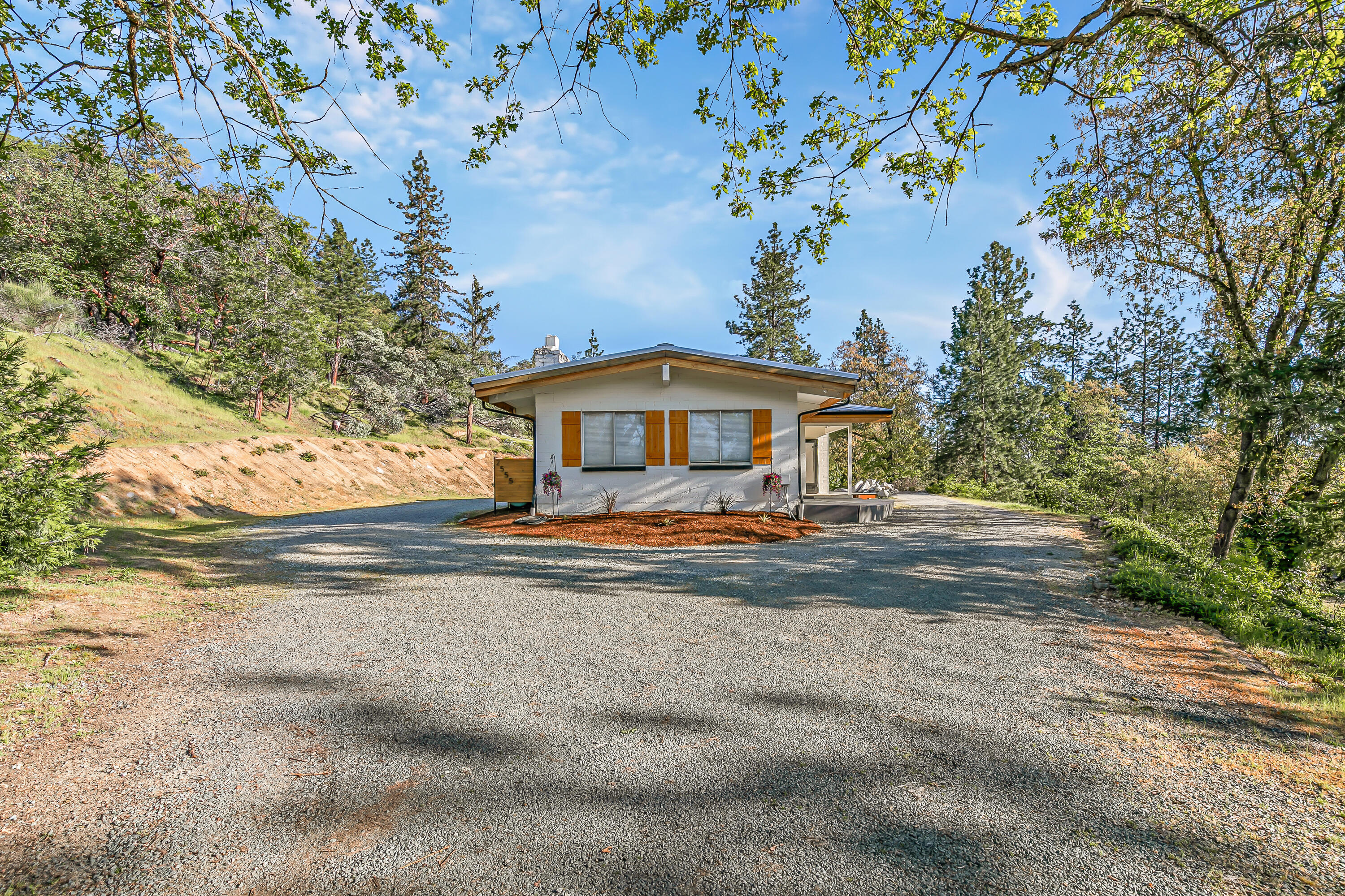 2555 Old Military Road Central Point, OR 97502 - Photo 22 of 31 9R9A4817