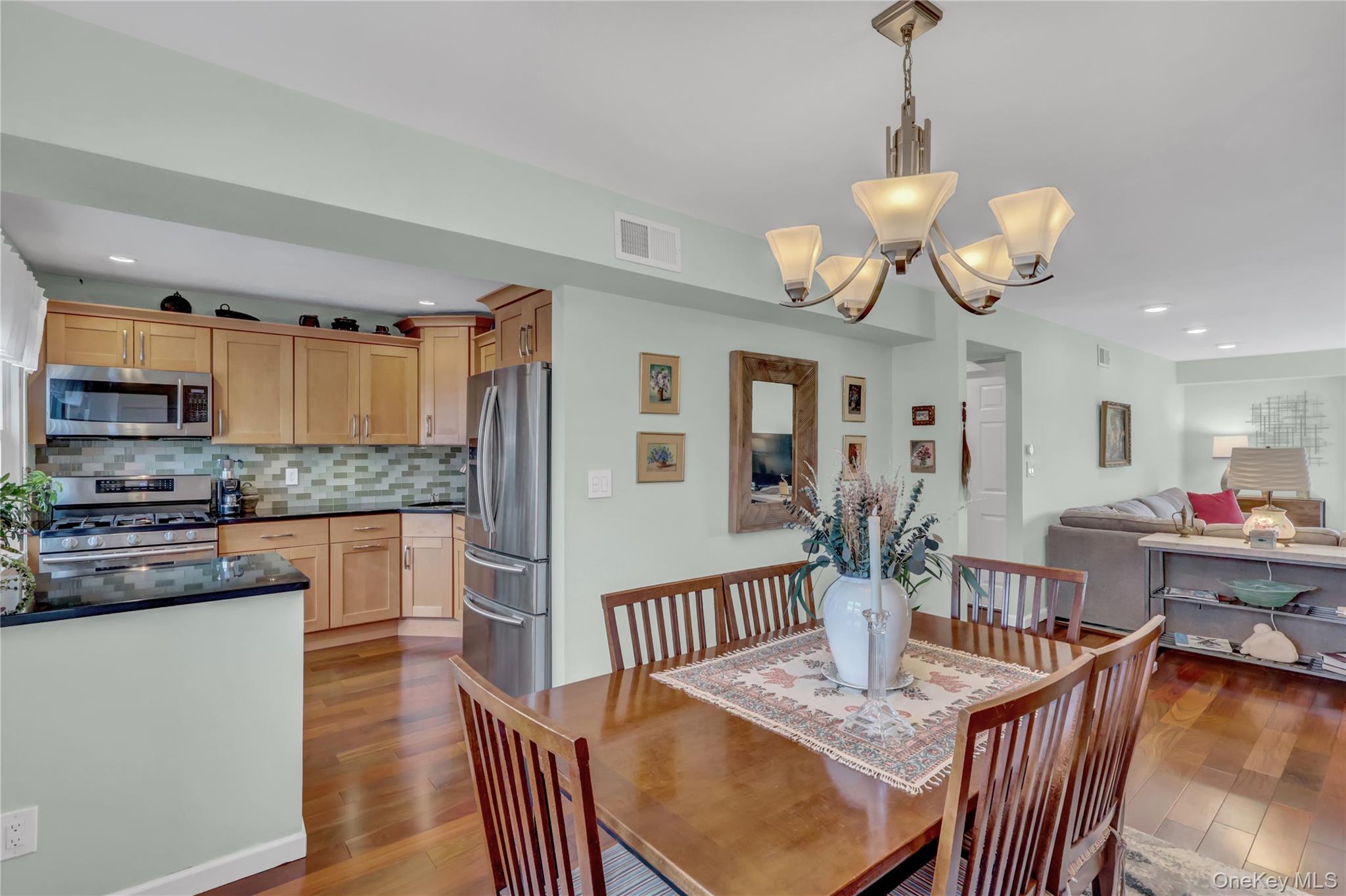 219 Mariners Way Copiague, NY 11726 - Photo 4 of 27 DR into KIT