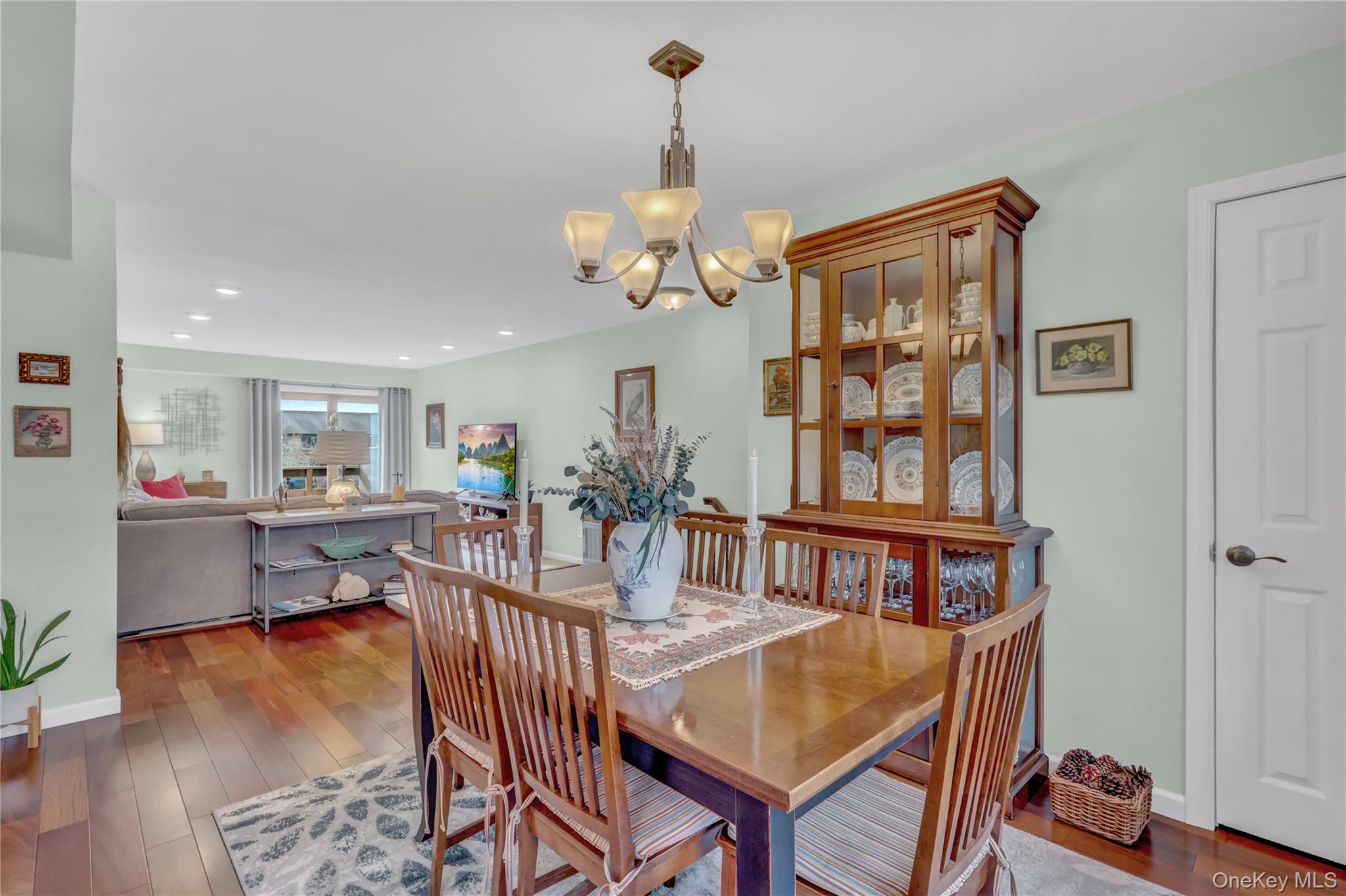 219 Mariners Way Copiague, NY 11726 - Photo 7 of 27 DR into LR