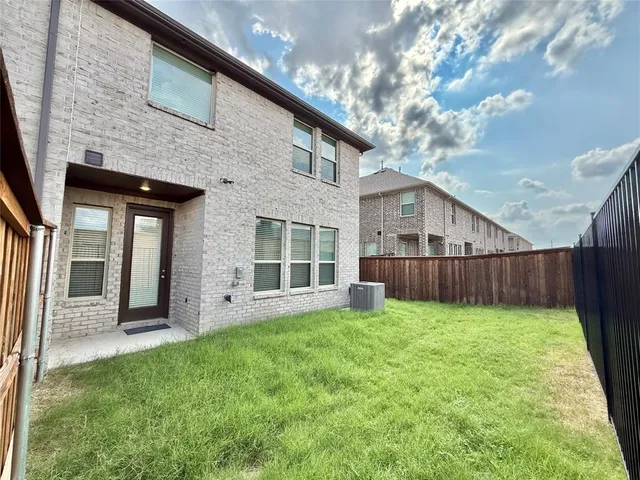 a view of a house with backyard and garden