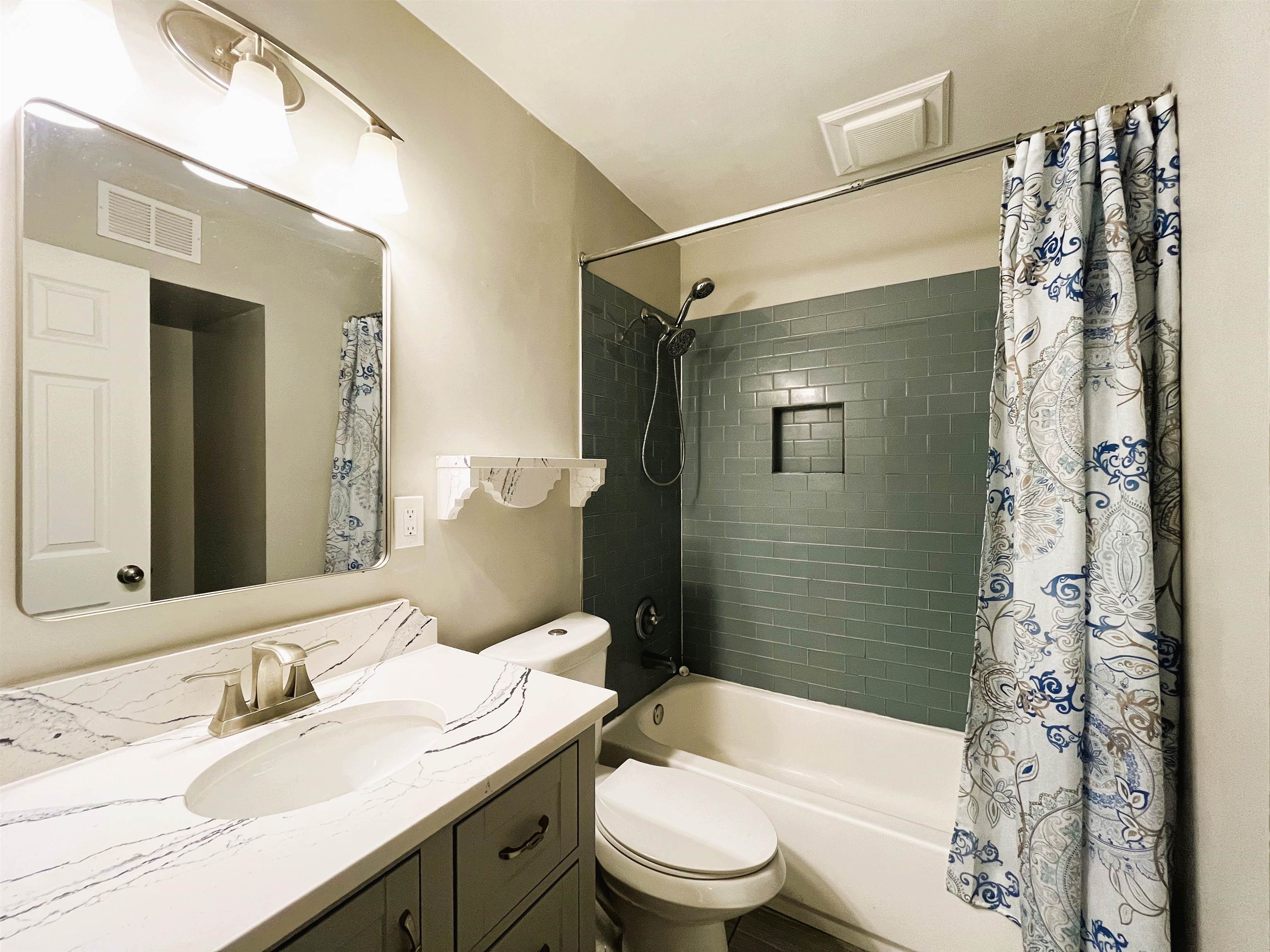 1570 Dearing Road Memphis, TN 38117 - Photo 11 of 16 Bathroom with shower / bath combination with curtain and vanity