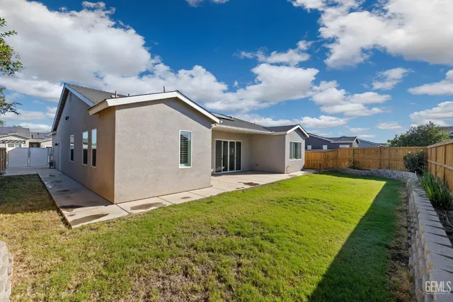 a view of an house with backyard and garden
