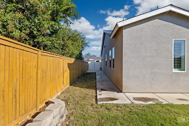 a view of a back yard of the house