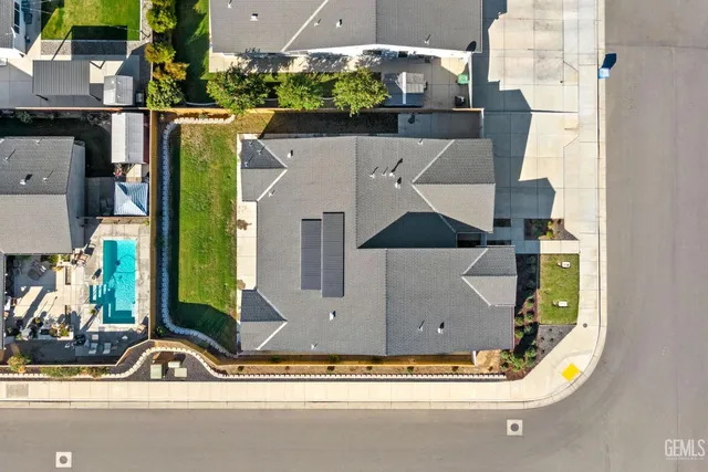 a view of a yard in back