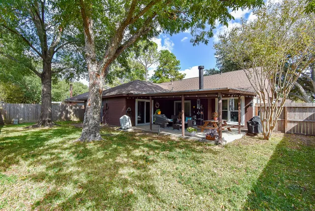 a view of a house with backyard