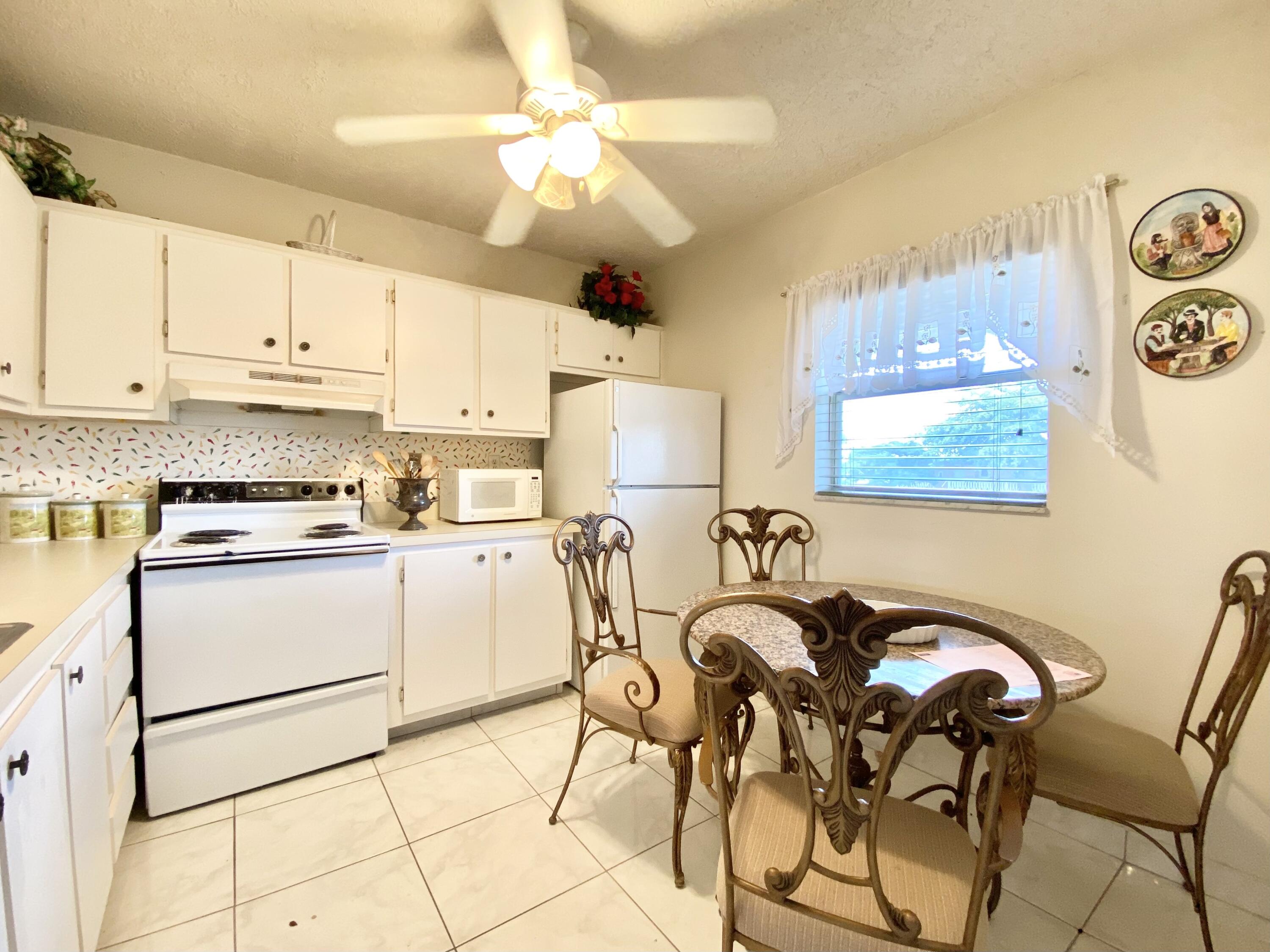 250 Northeast 20th Street, Unit 211 Boca Raton, FL 33431 - Photo 4 of 12 5