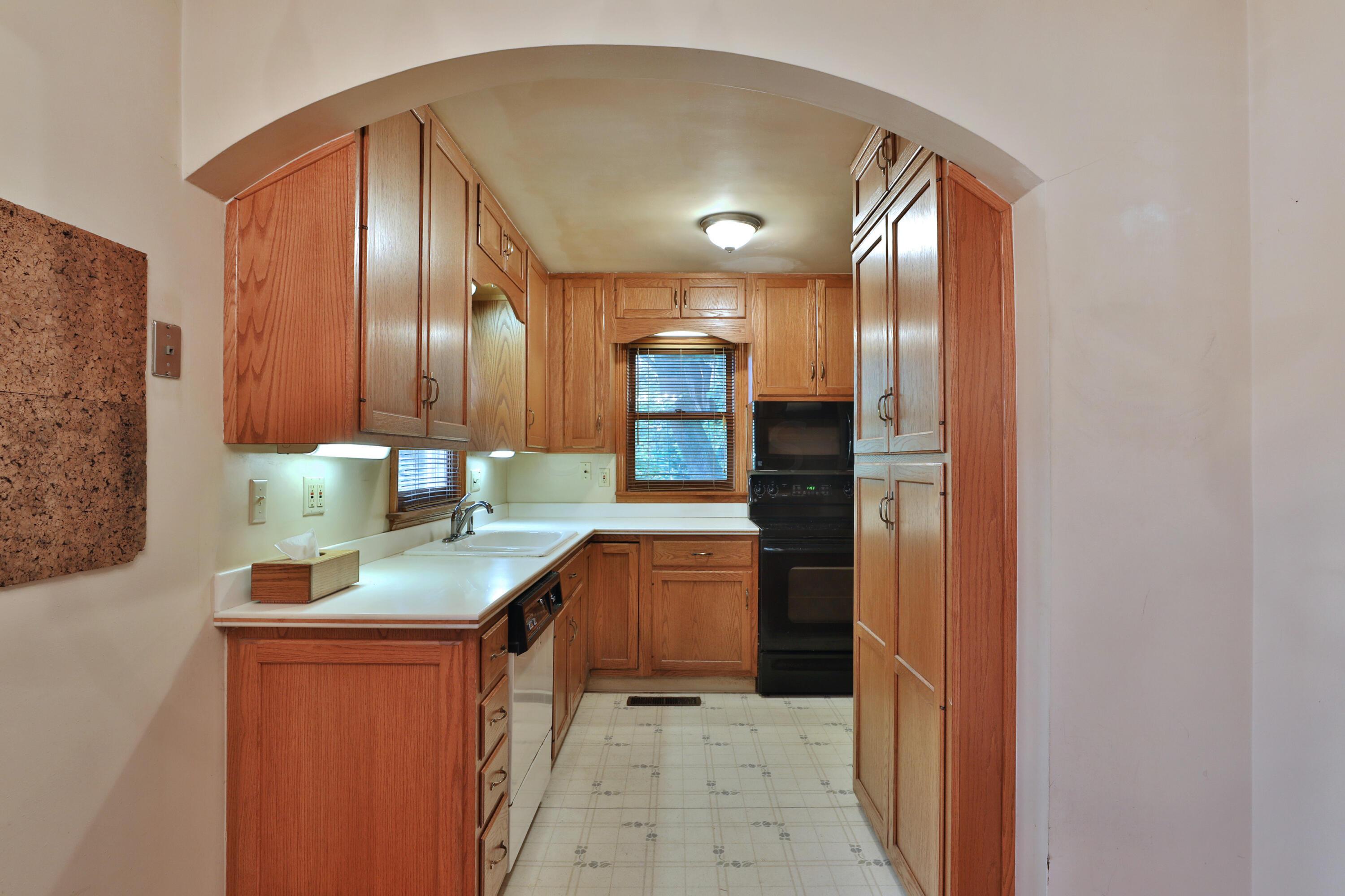 275 Arden Road Columbus, OH 43214 - Photo 9 of 32 Kitchen